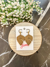 Load image into Gallery viewer, Dorothy