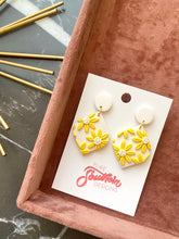 Load image into Gallery viewer, 1,000 Yellow Daisies